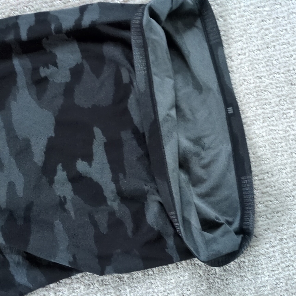 NWOT Athleta Grey/Black Camo Print Short Sleeve Athleisure Top, Size M - Picture 4 of 6